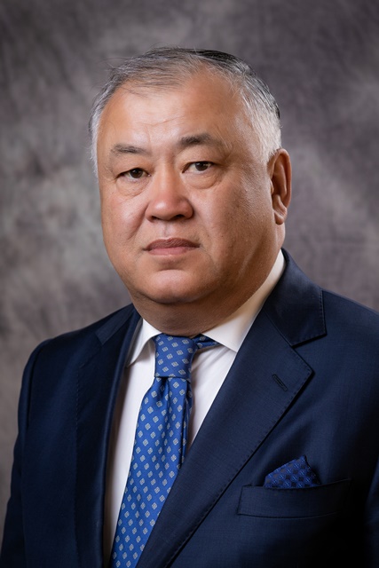 Ректор КарУ ДУлатбеков